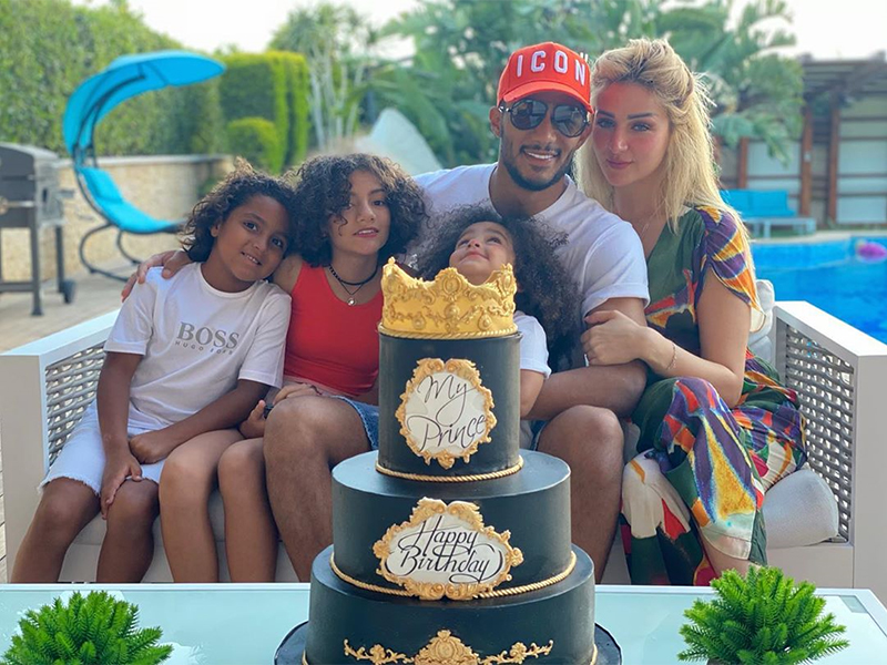 محمد رمضان ينشر صورة زوجته وأبنائه للمرة الأولى